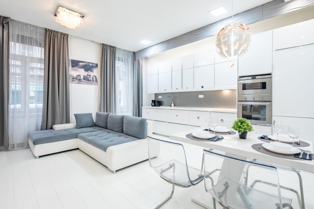Cozy & Central Apartment With 2-Bedroom ブダペスト エクステリア 写真