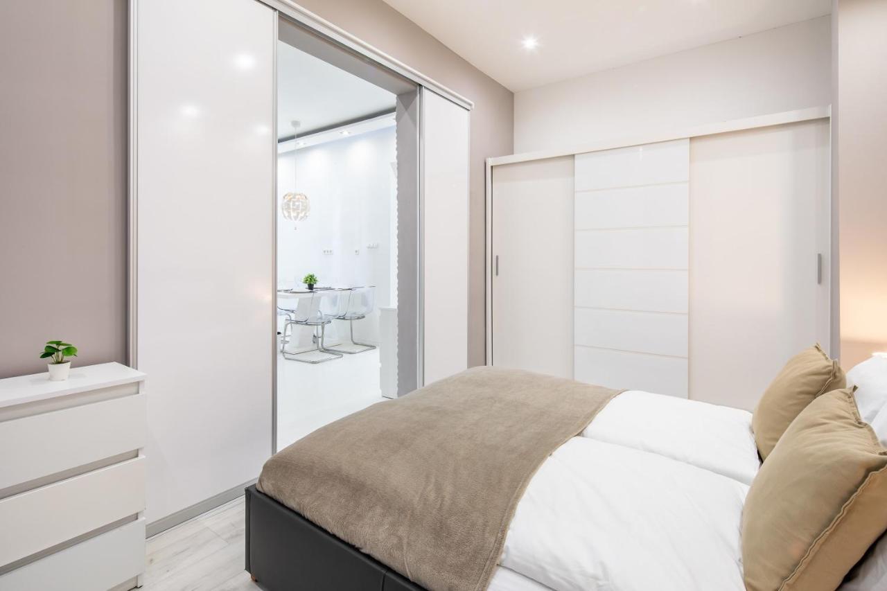 Cozy & Central Apartment With 2-Bedroom ブダペスト エクステリア 写真