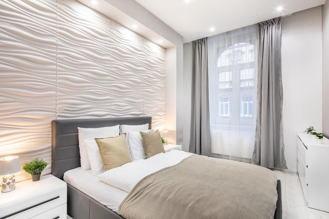Cozy & Central Apartment With 2-Bedroom ブダペスト エクステリア 写真