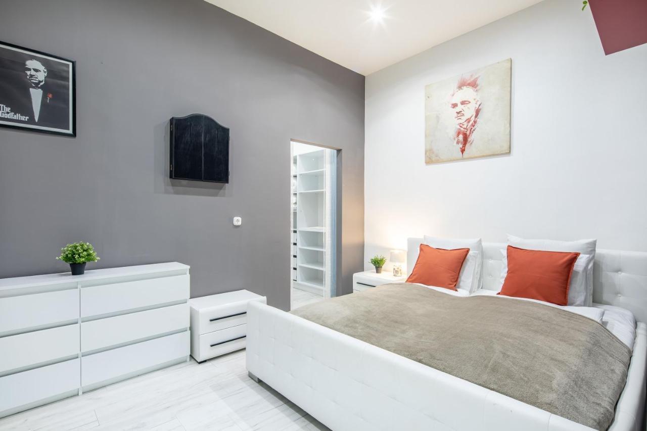 Cozy & Central Apartment With 2-Bedroom ブダペスト エクステリア 写真