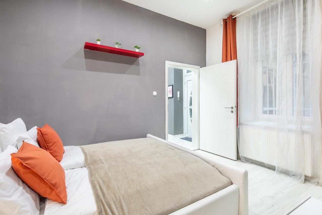 Cozy & Central Apartment With 2-Bedroom ブダペスト エクステリア 写真