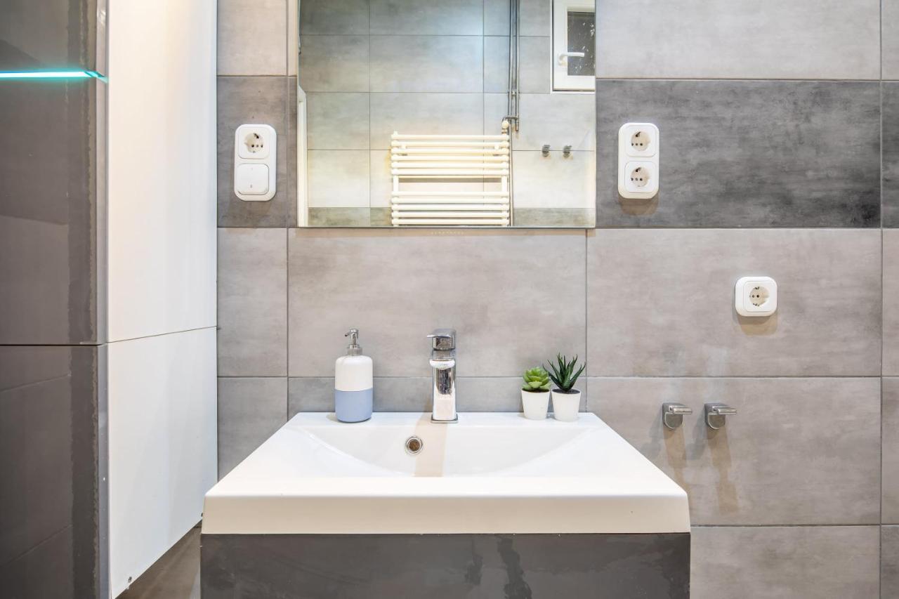 Cozy & Central Apartment With 2-Bedroom ブダペスト エクステリア 写真