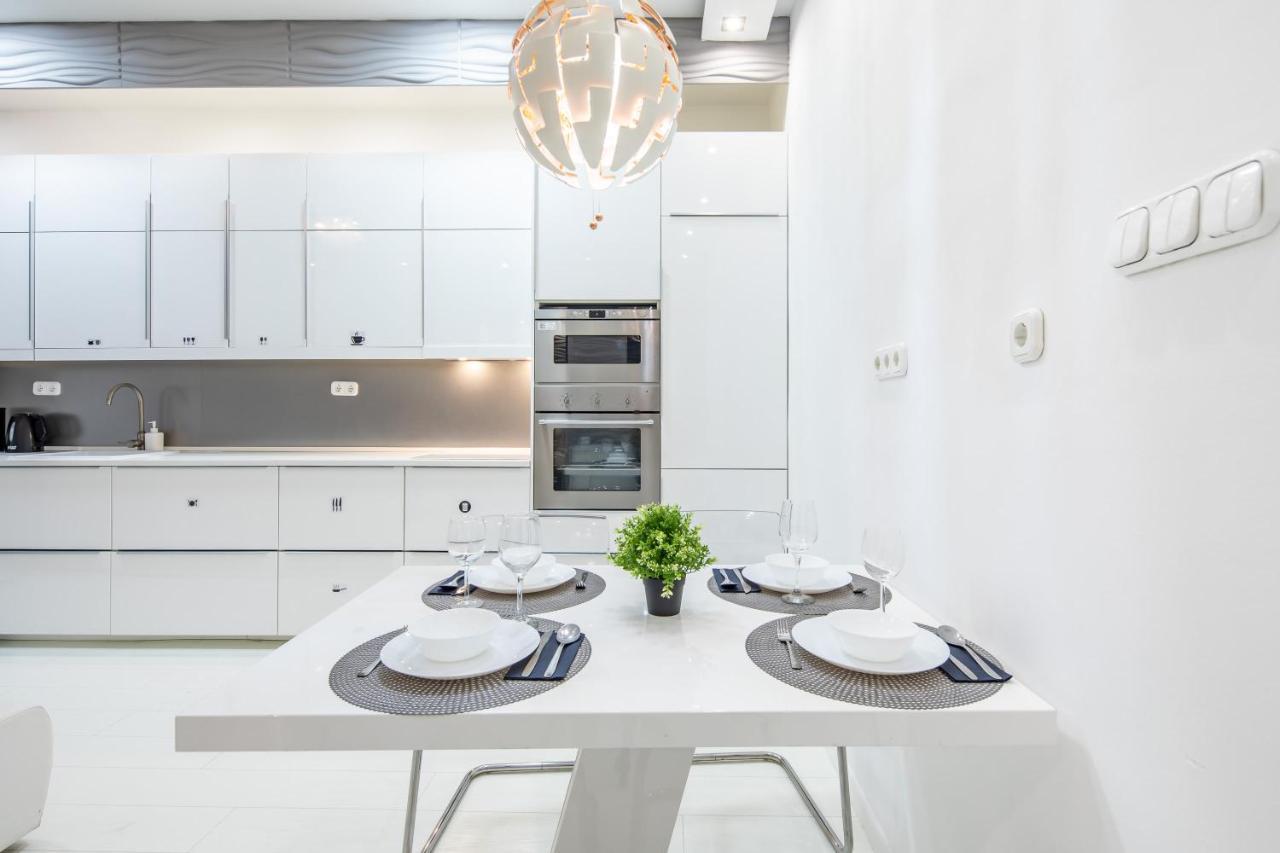Cozy & Central Apartment With 2-Bedroom ブダペスト エクステリア 写真