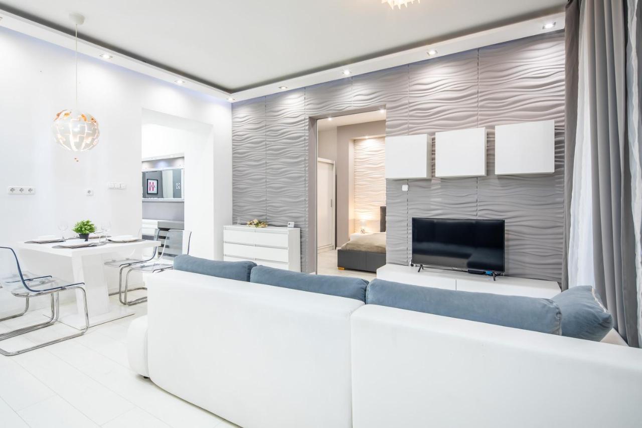Cozy & Central Apartment With 2-Bedroom ブダペスト エクステリア 写真